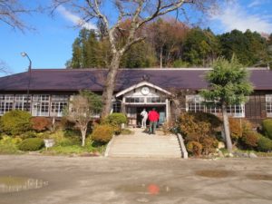 「小学校から離れて住む高齢女性はうつになりやすい」という論文をご紹介します