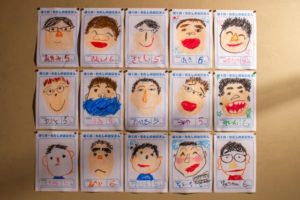 「小学校から離れて住む高齢女性はうつになりやすい」という論文をご紹介します